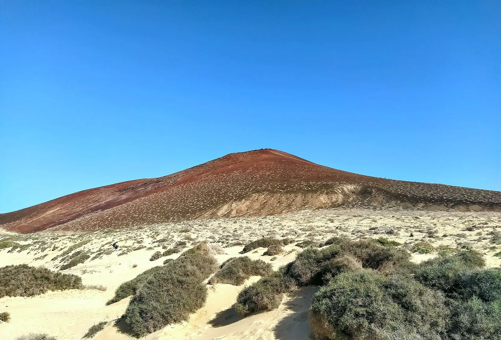 Montaña Bermeja, volcán rojo junto a la Playa de las Conchas