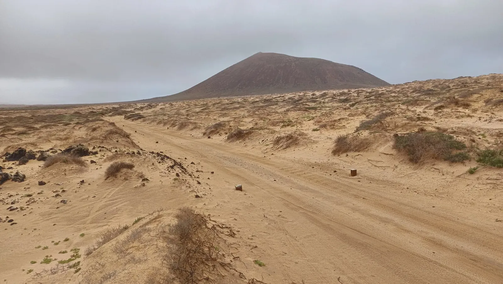Pista de arena hacia el norte de La Graciosa