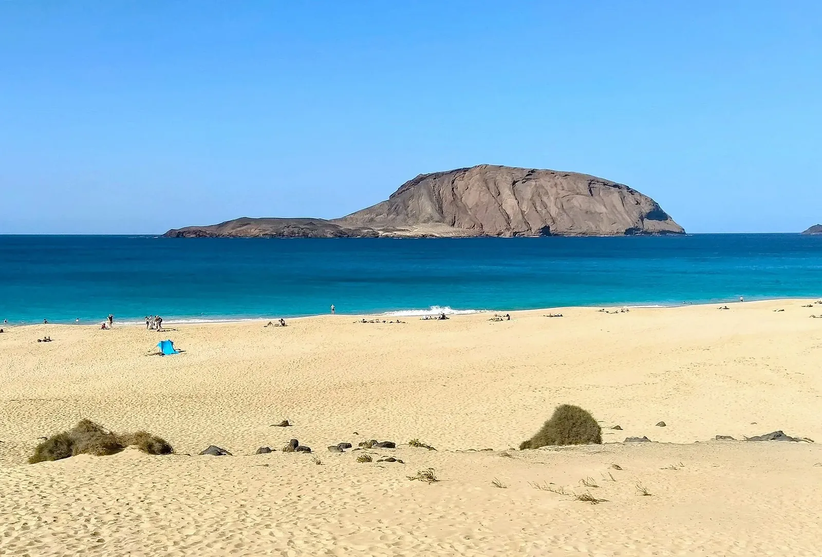 Playa de las Conchas: cómo llegar, Montaña Bermeja y el norte salvaje de La Graciosa