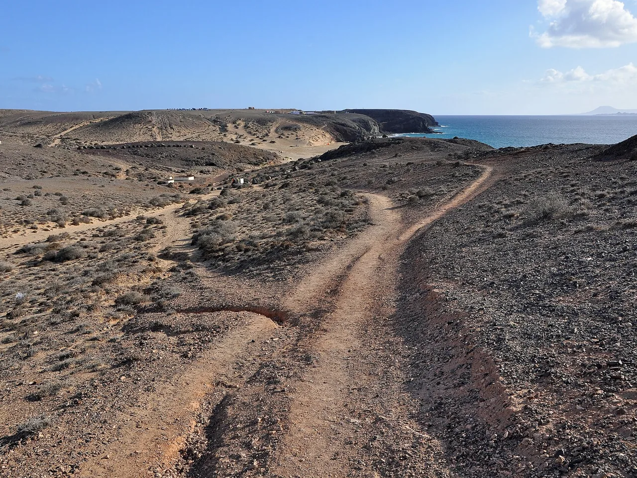 Sendero de tierra entre las calas de Papagayo