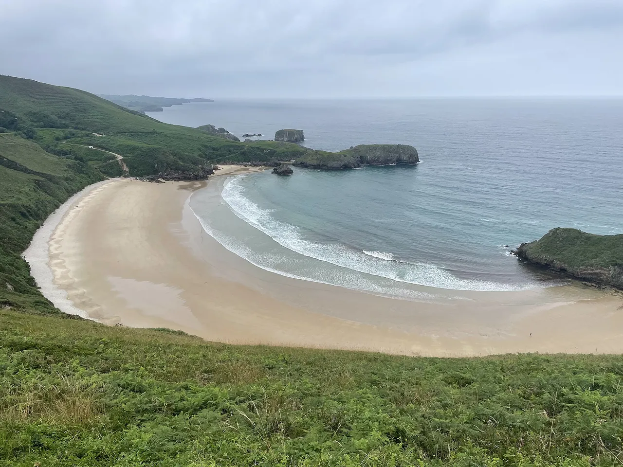 Playa de Torimbia con mar bravo