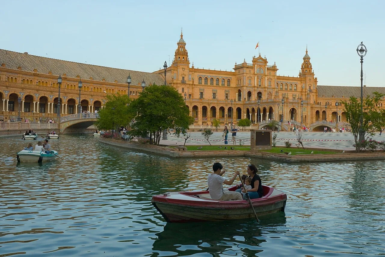 Barcas en el canal de la Plaza de España de Sevilla