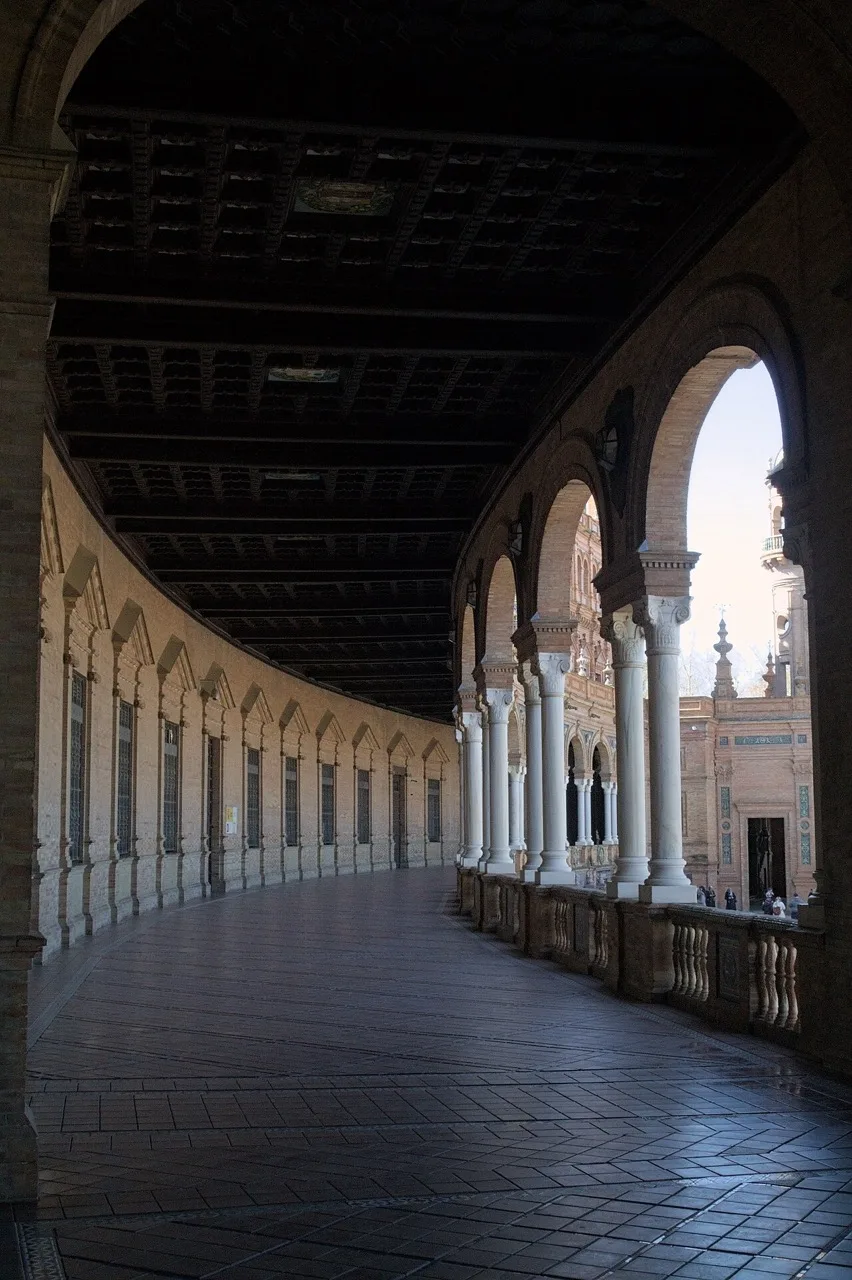 Galería porticada de la Plaza de España de Sevilla
