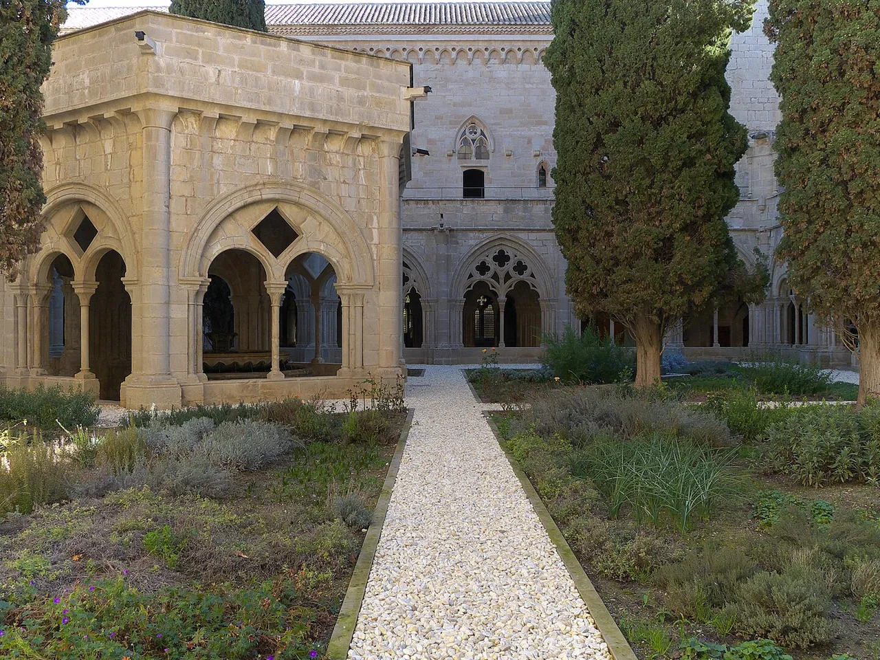 Claustro del Monasterio de Poblet con jardín y pabellón de la fuente
