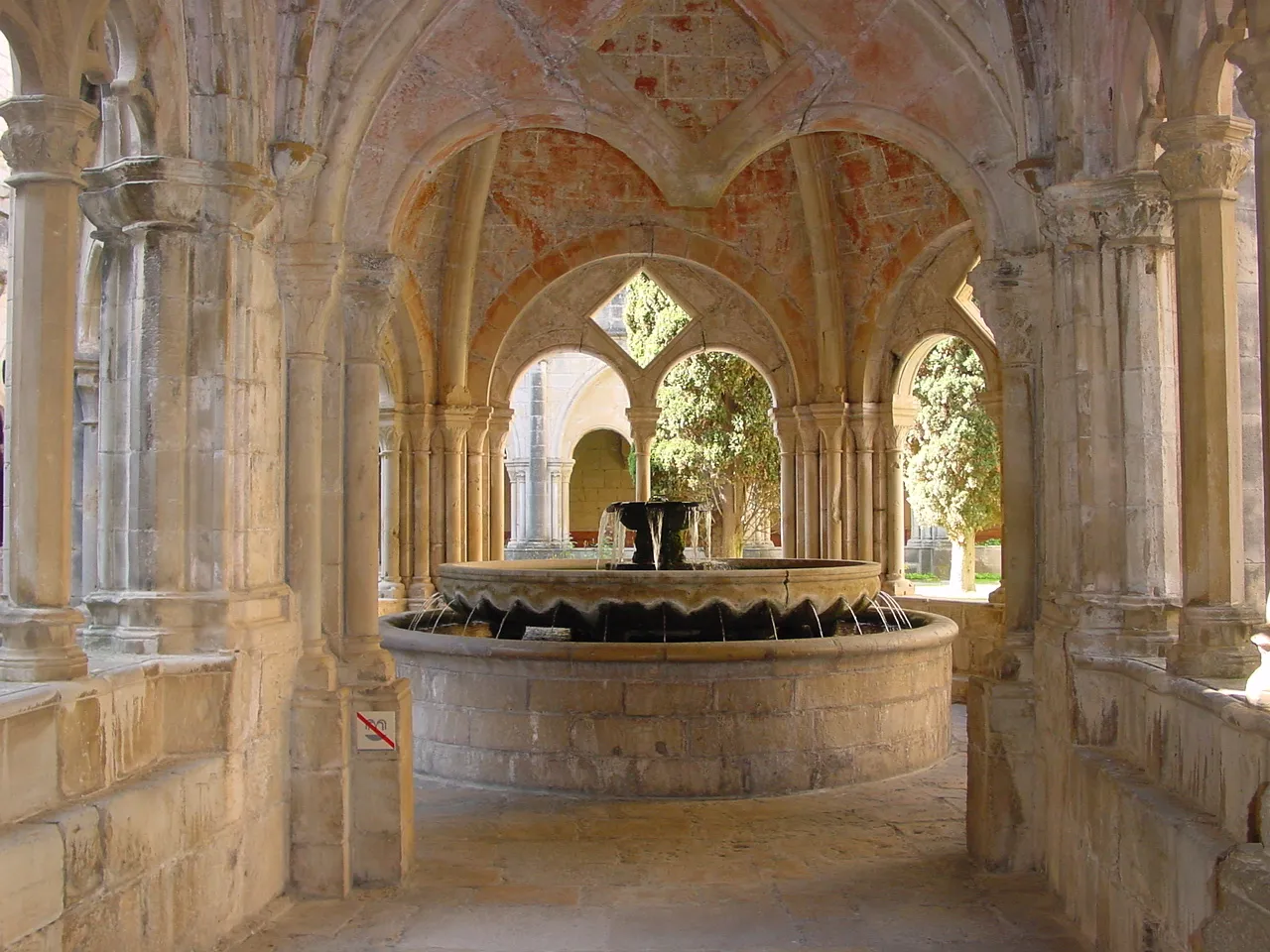 Fuente cubierta del claustro de Poblet con arcos góticos