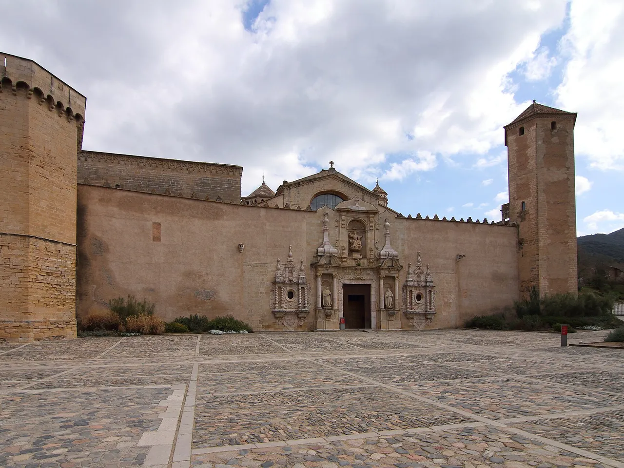 Detalle de las torres de la Puerta Real de Poblet