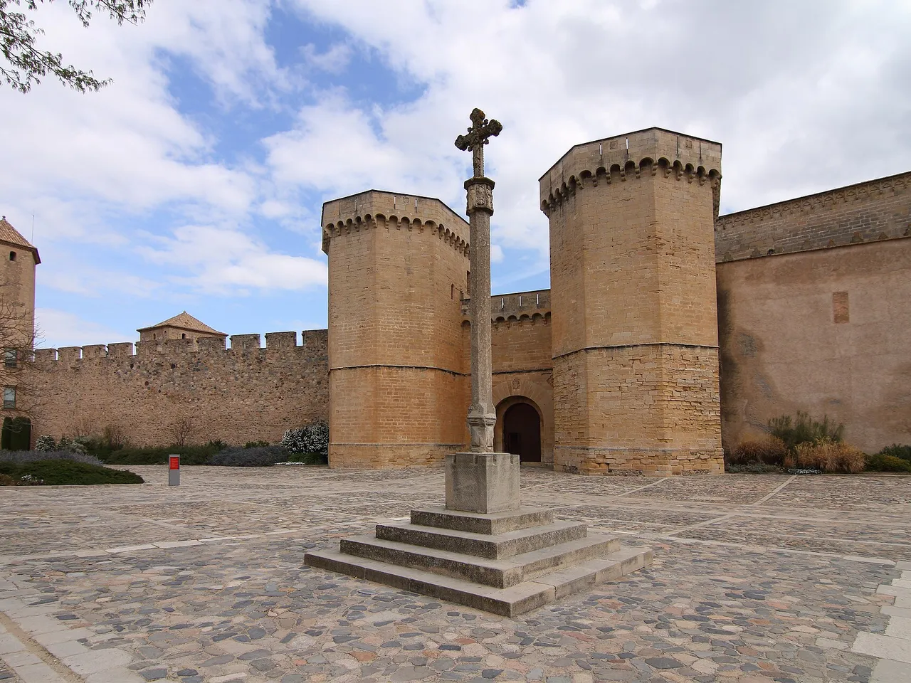Acceso al Monasterio de Poblet entre torres y muralla