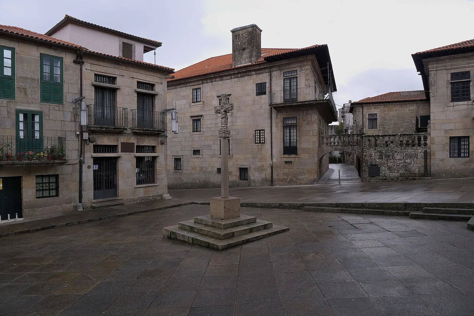 Plaza de la Leña de Pontevedra con su cruceiro