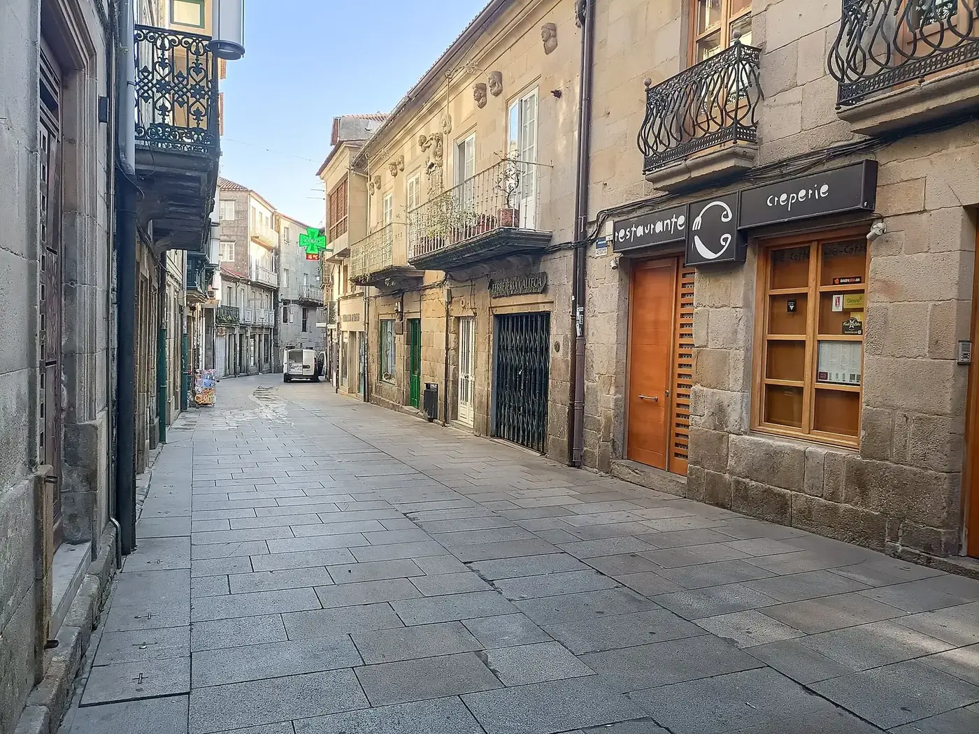 Calle peatonal de granito del casco histórico de Pontevedra