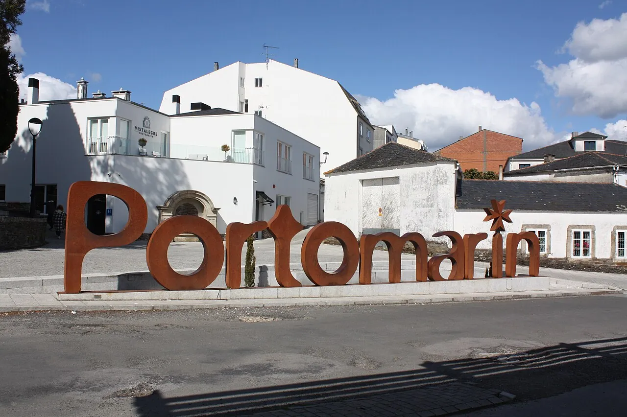 Letras de Portomarín en el pueblo