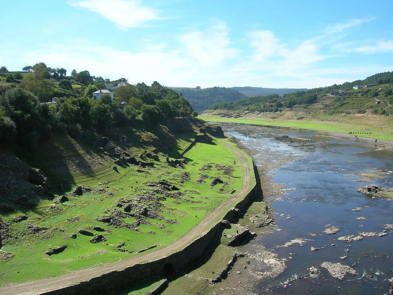 Restos del Portomarín antiguo en el río Miño