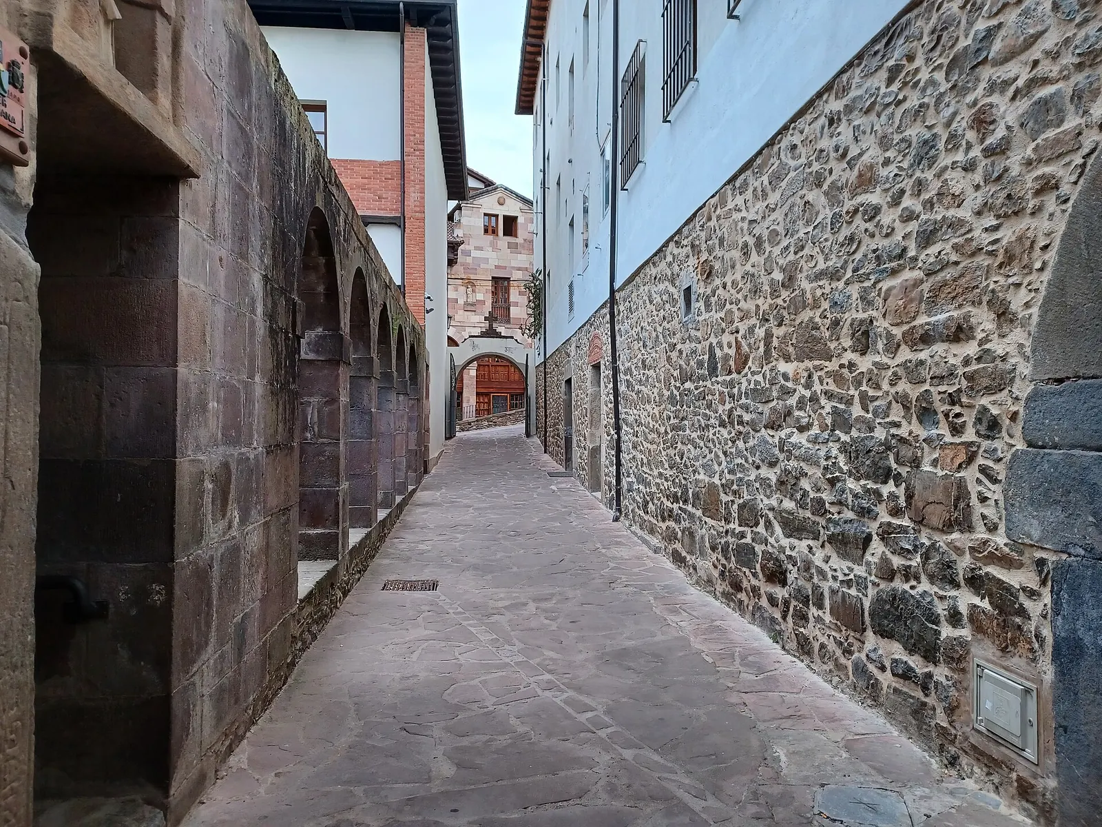 Calle empedrada del casco antiguo de Potes
