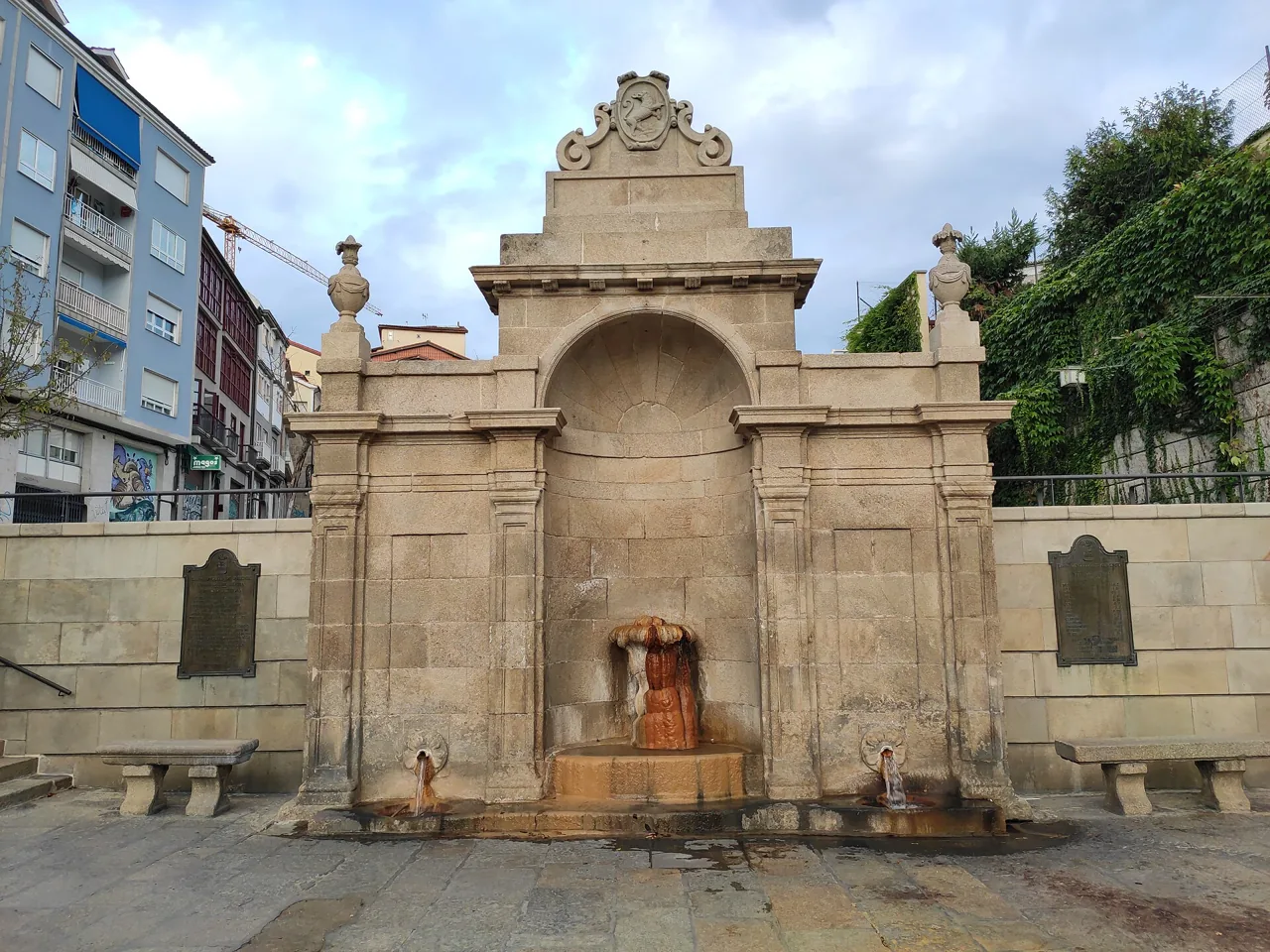 Fuente monumental de Las Burgas en el centro de Ourense