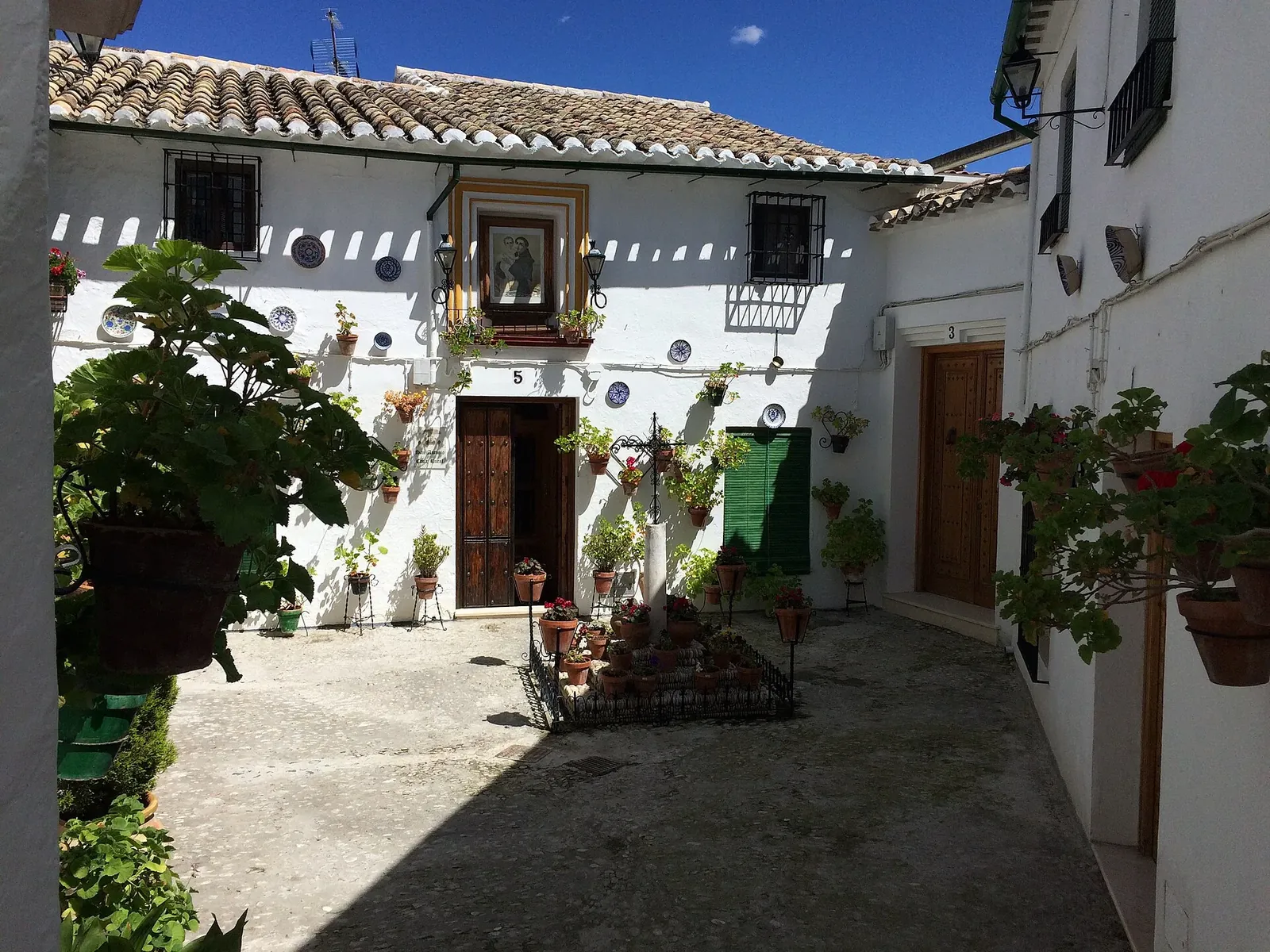 Calle con macetas en el Barrio de la Villa de Priego
