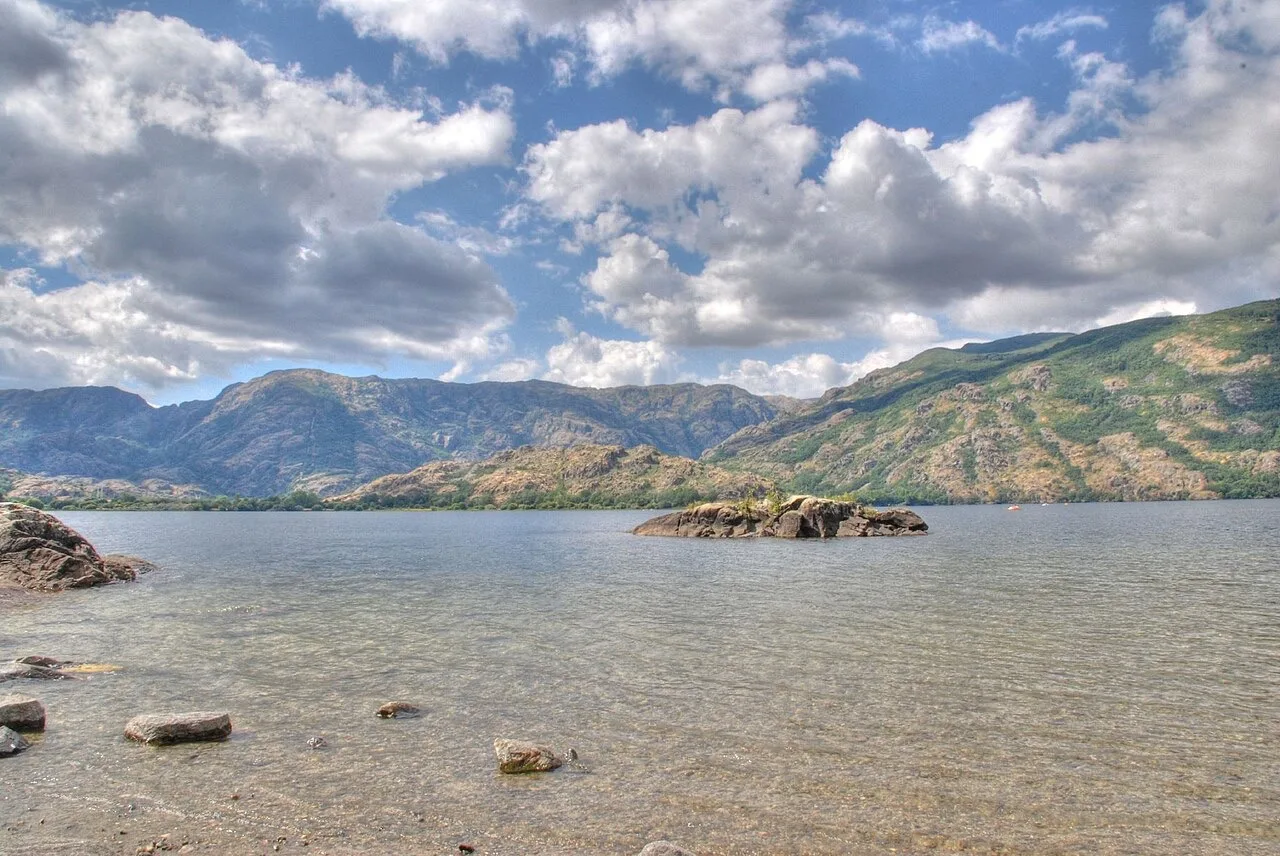 Lago de Sanabria con las montañas al fondo