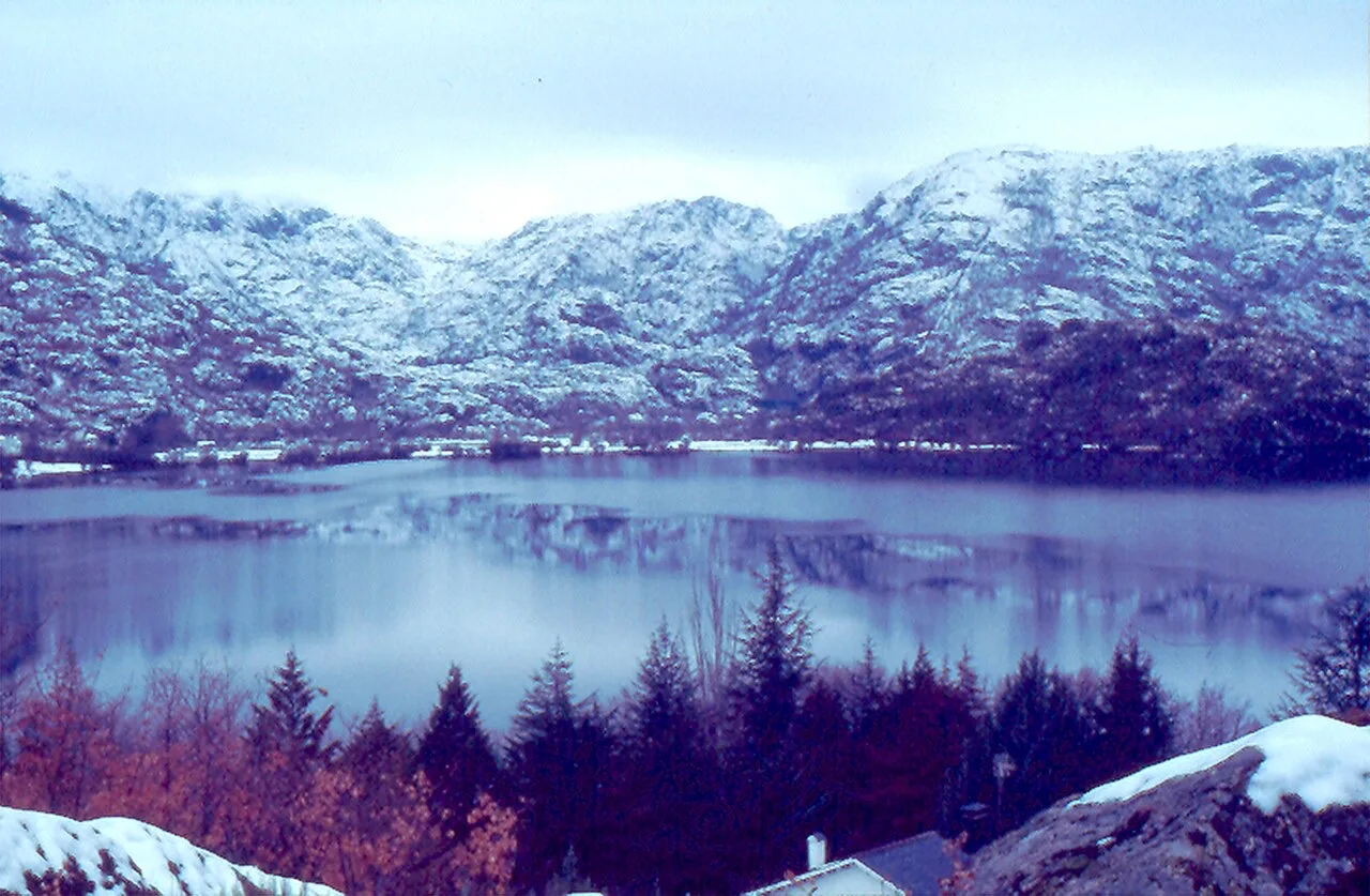Lago de Sanabria con montañas nevadas