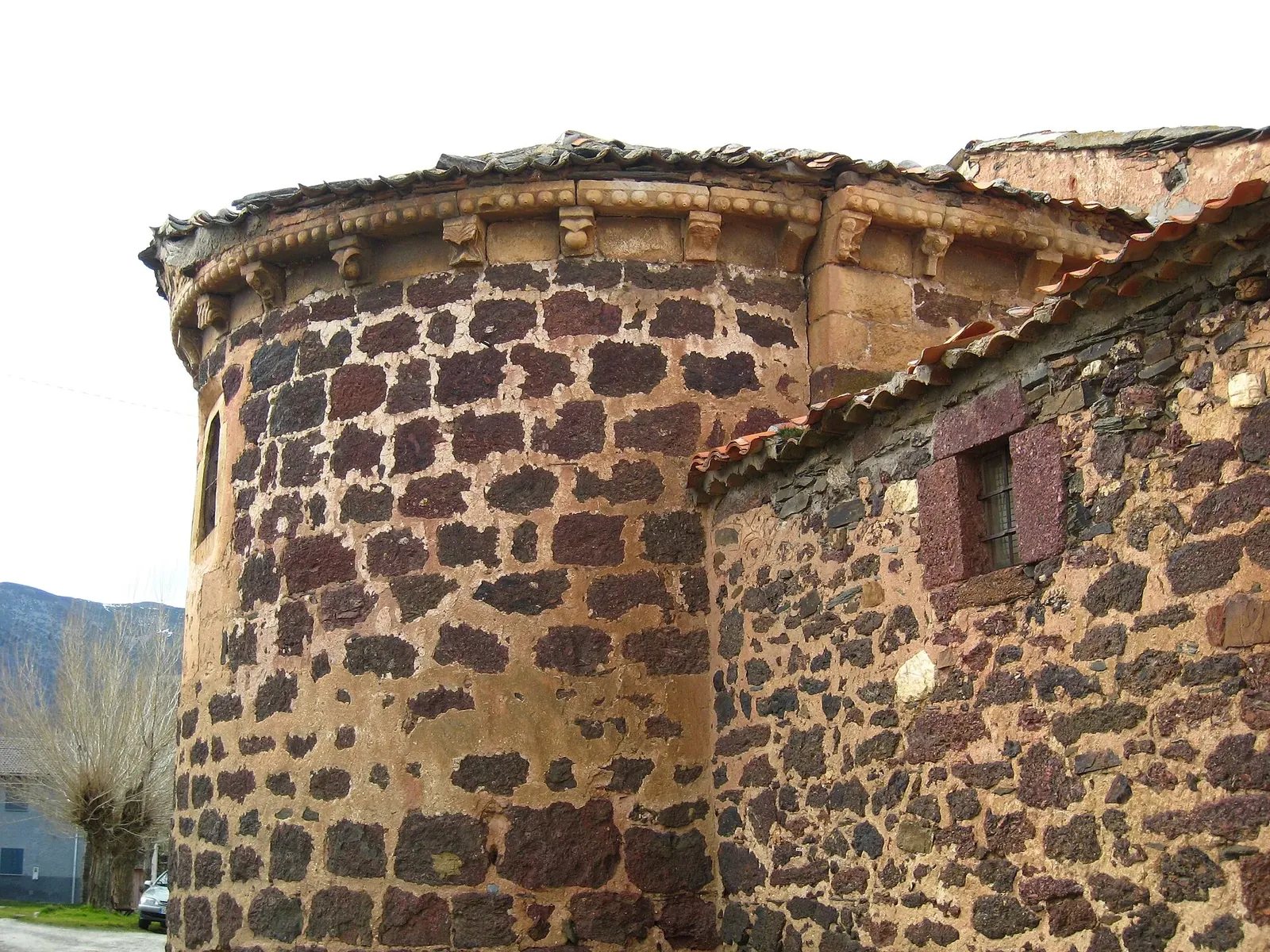 Iglesia de piedra rojiza y pizarra en Becerril