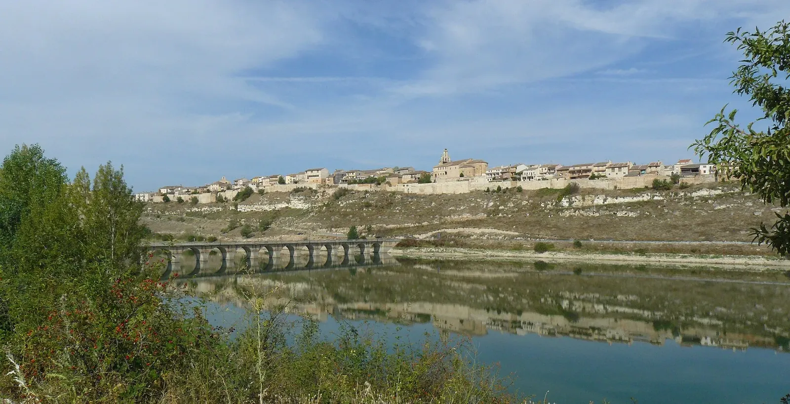 Maderuelo sobre el embalse de Linares y el Puente Nuevo
