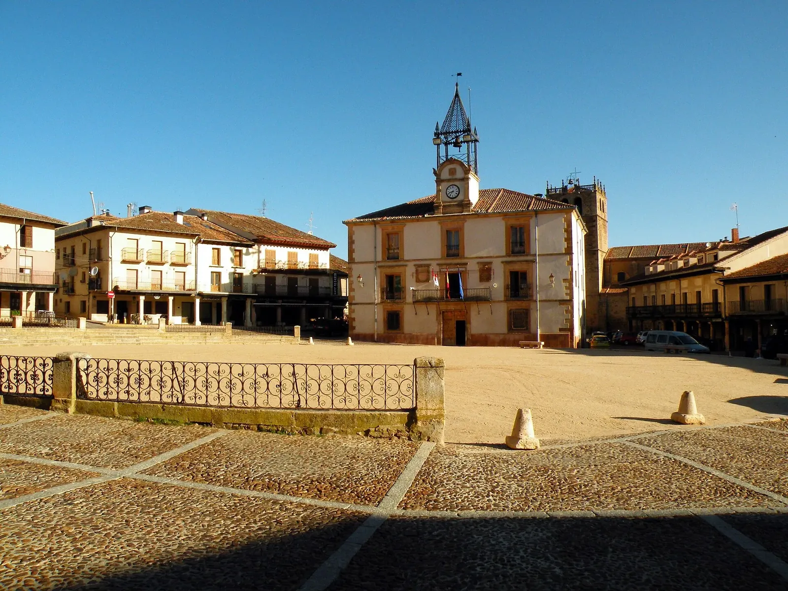 Plaza Mayor de Riaza con su ayuntamiento
