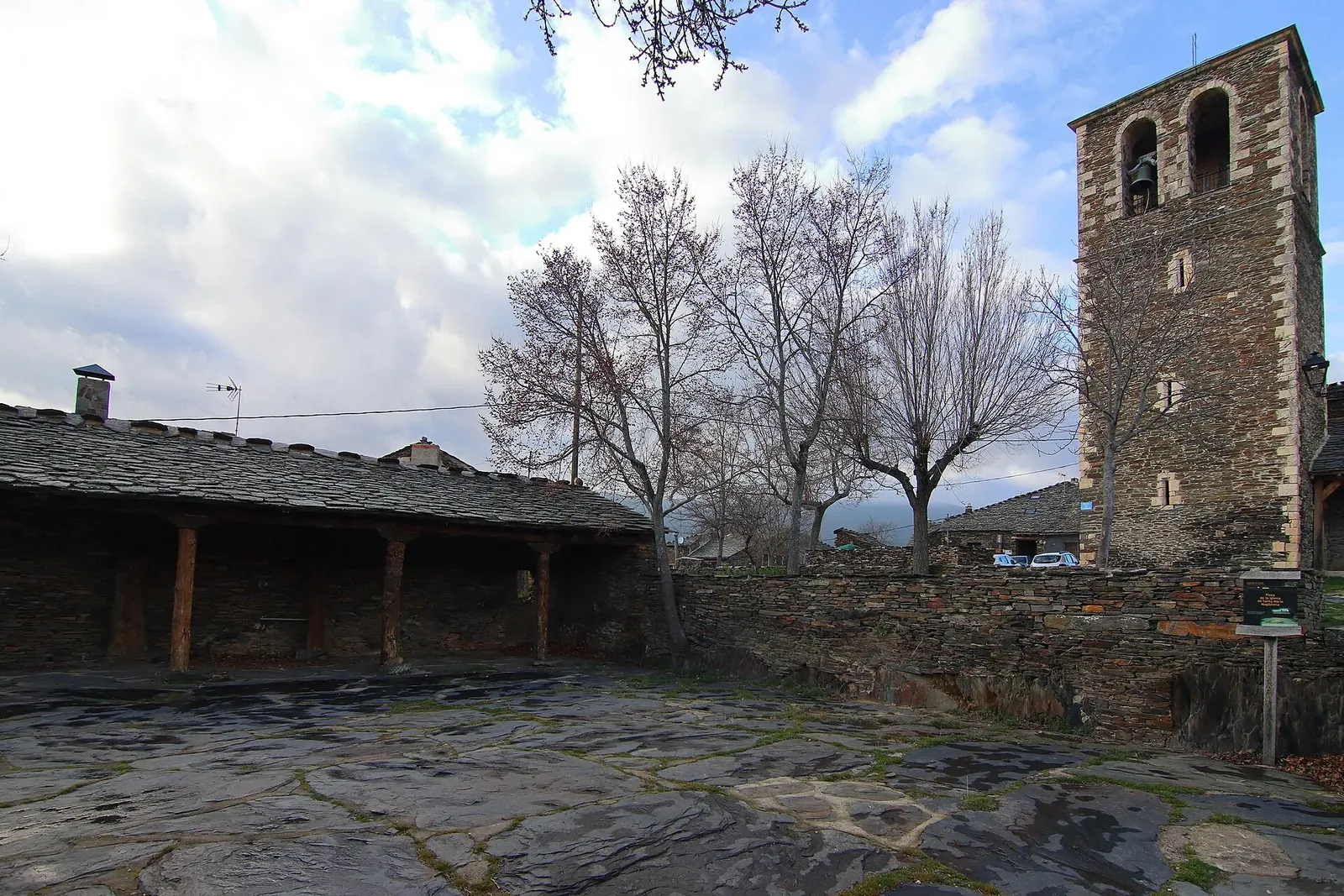 Plaza de la iglesia de Campillo de Ranas