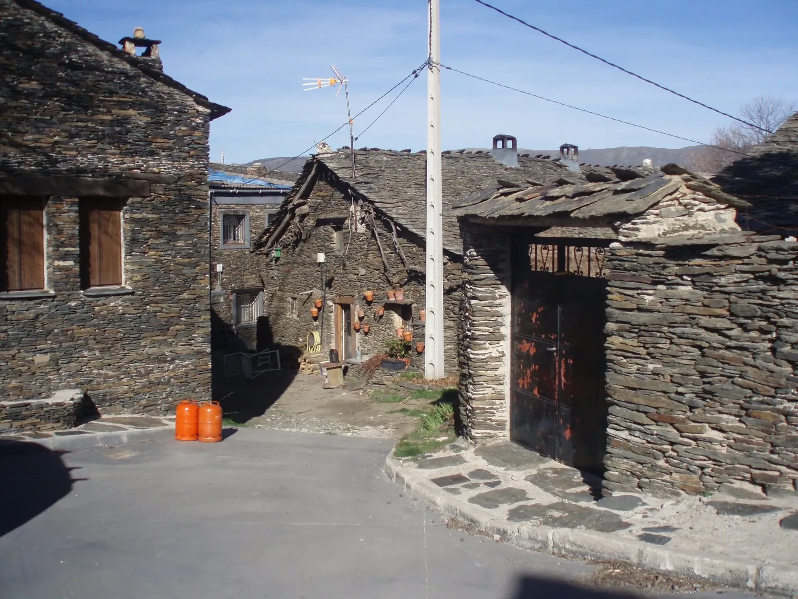 Calle de casas de pizarra en Majaelrayo