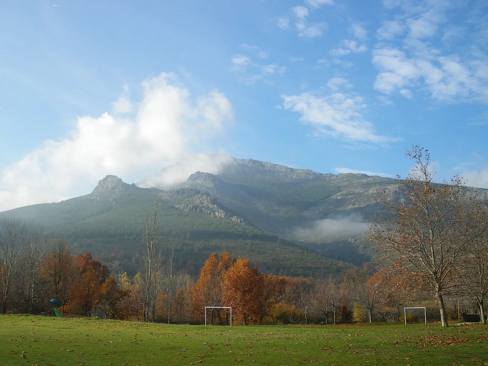 Pico Ocejón desde Valverde de los Arroyos en otoño