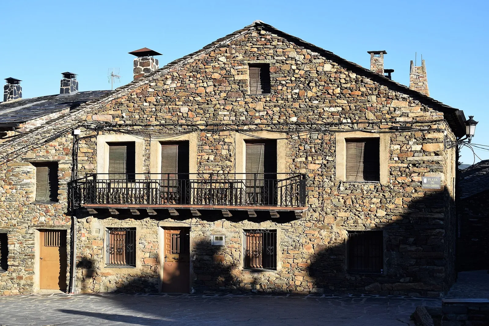 Ruta de los pueblos negros de Guadalajara: pizarra, cascadas y hayedos a hora y media de Madrid