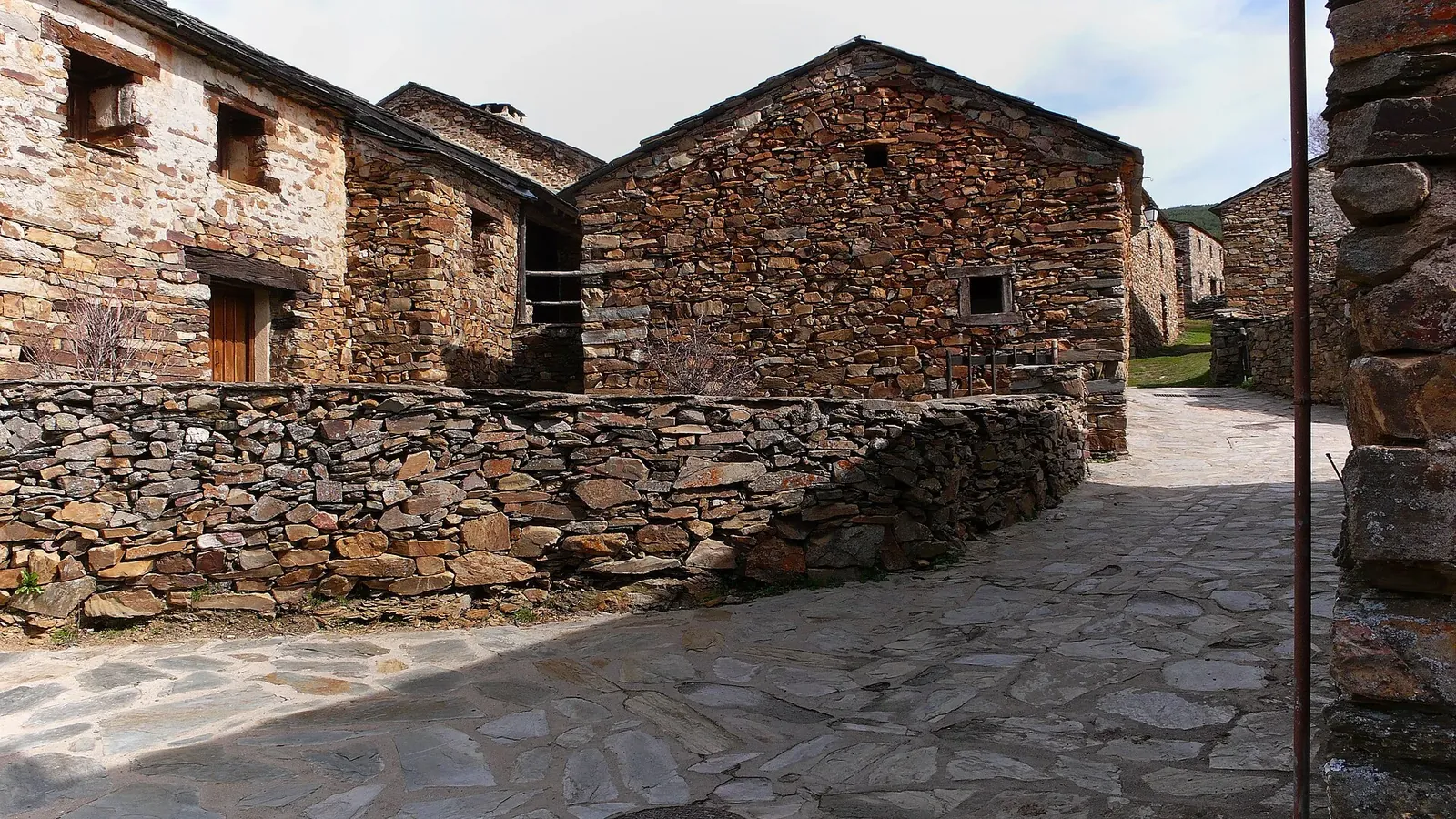 Casas y calle empedrada de pizarra en Valverde de los Arroyos
