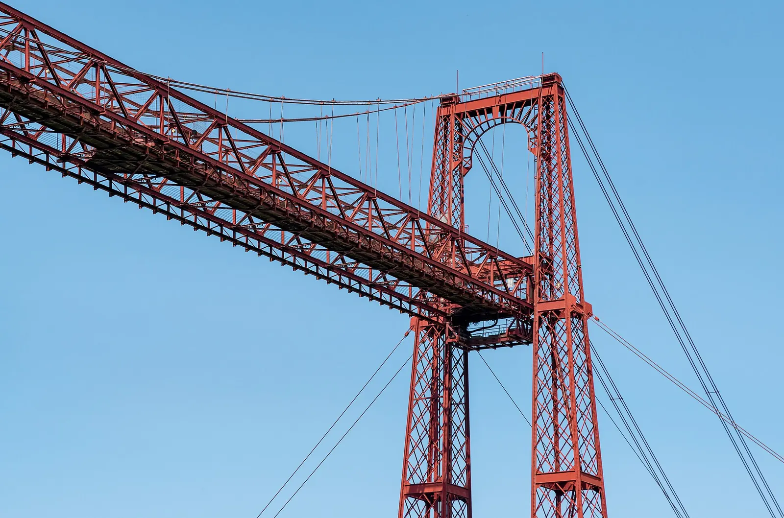 Puente de Vizcaya: el puente colgante que lleva coches en una barquilla