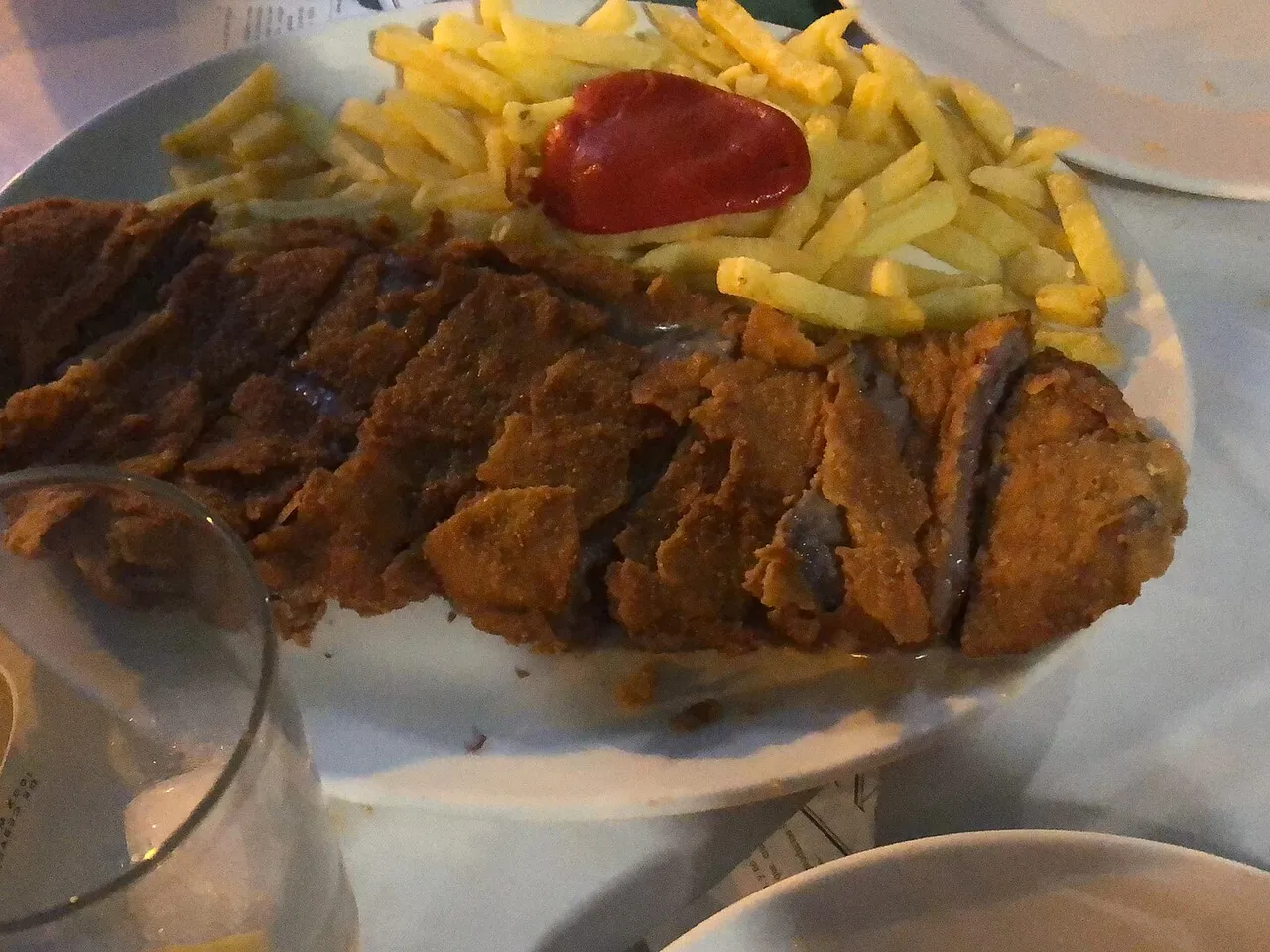 Cachopo con patatas fritas