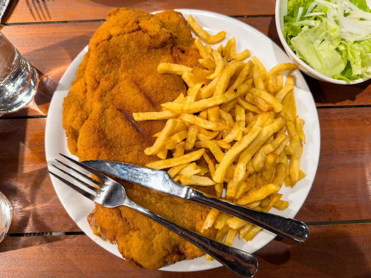 Cachopo empanado con patatas y ensalada
