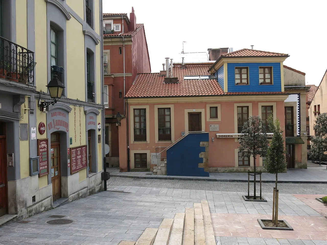 Plaza con sidrería en Cimadevilla, Gijón