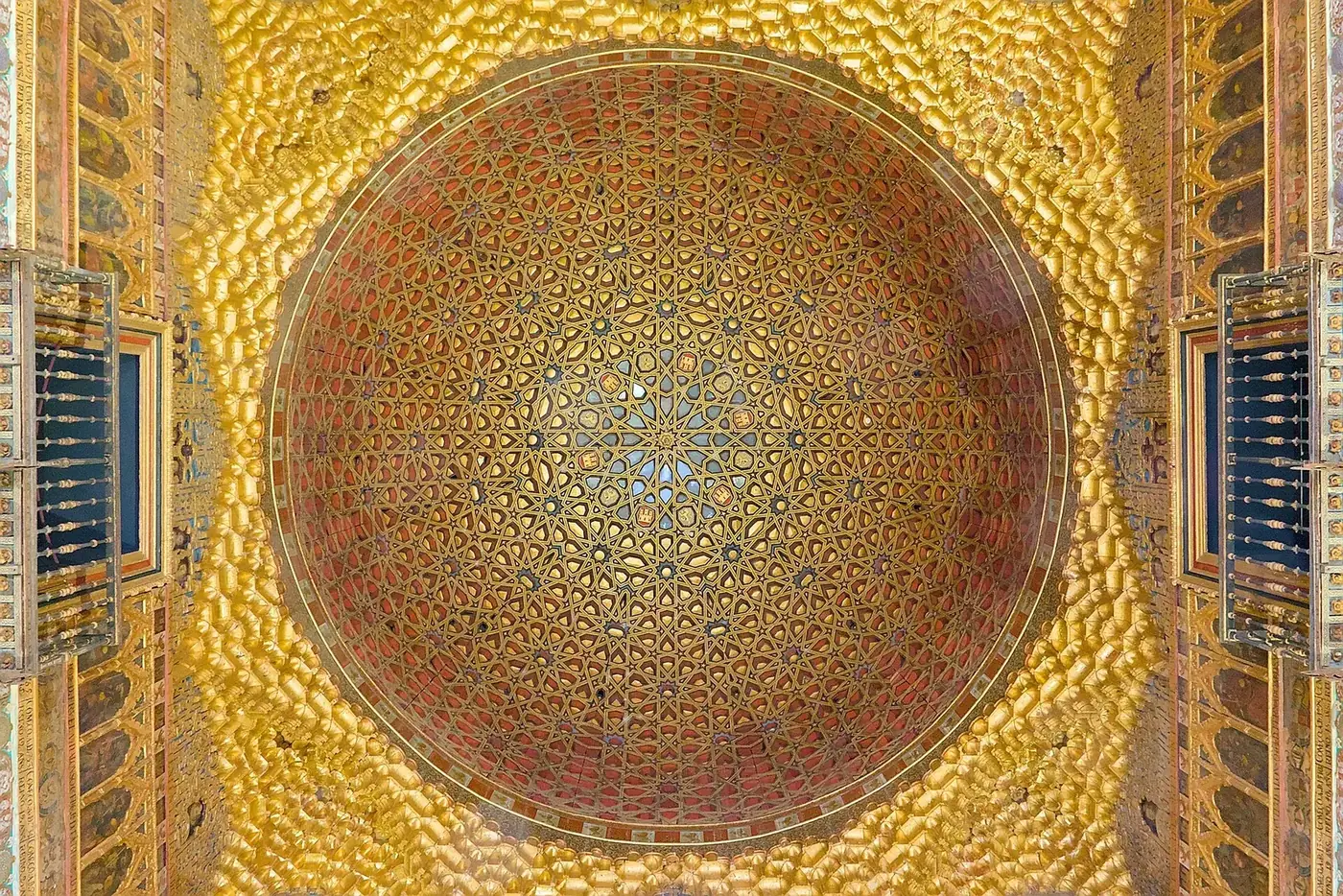 Cúpula dorada del Salón de Embajadores del Alcázar de Sevilla