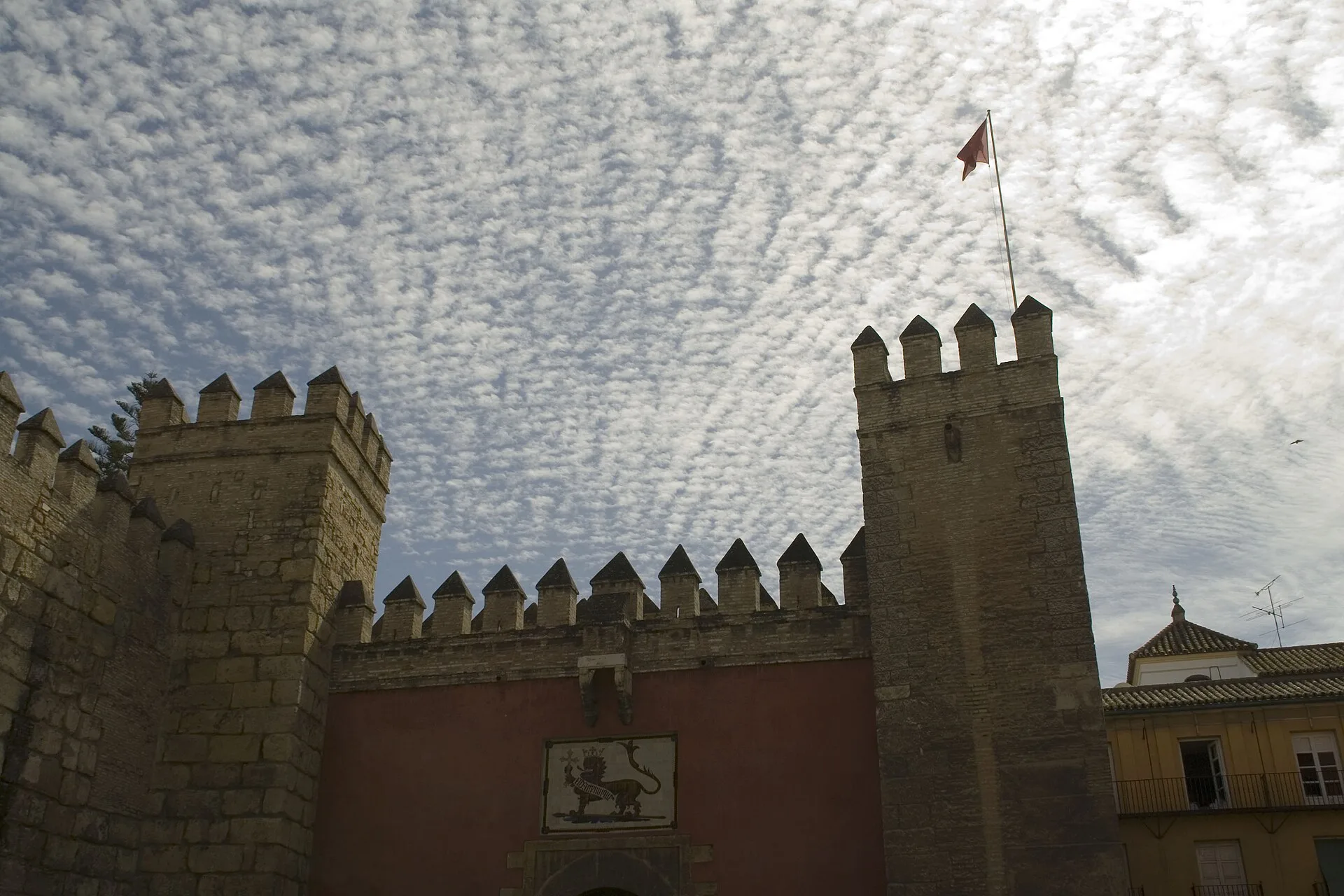 Puerta del León y murallas del Real Alcázar de Sevilla