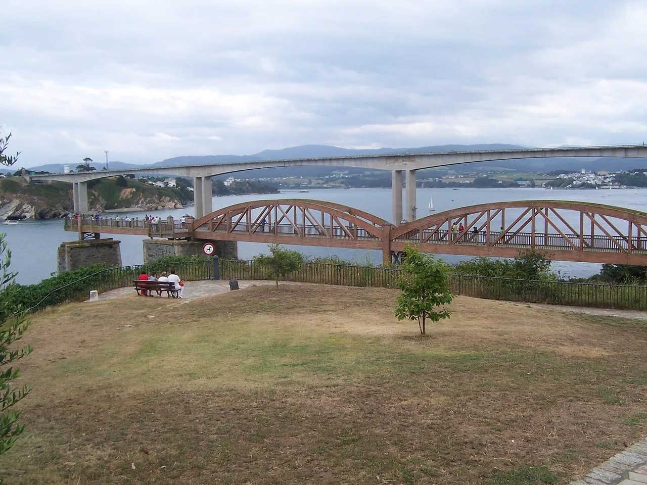 Cargadero de mineral de Ribadeo junto a la ría con un puente