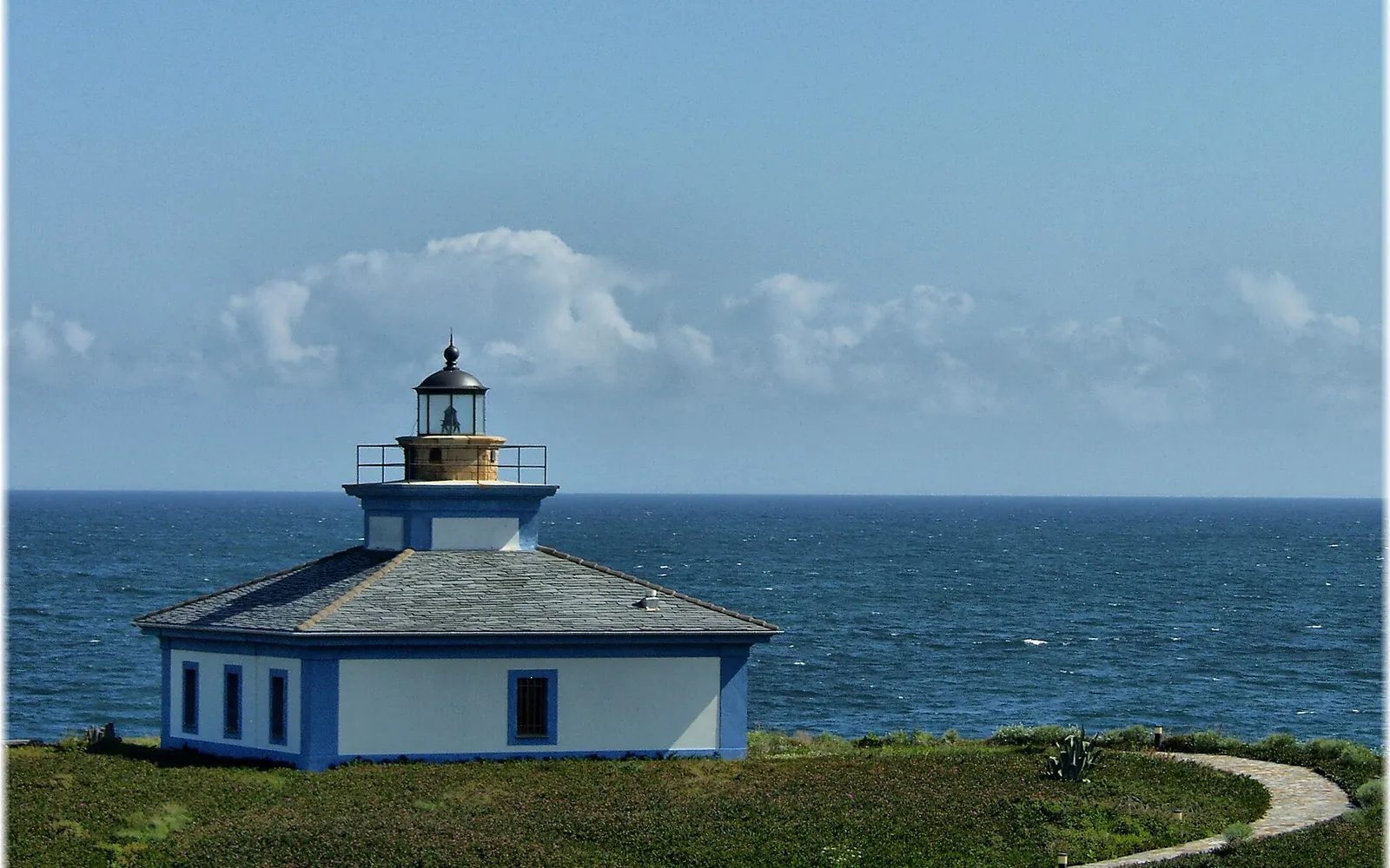 Qué ver en Ribadeo: Torre de los Moreno, Cargadero, Isla Pancha y la puerta de As Catedrais