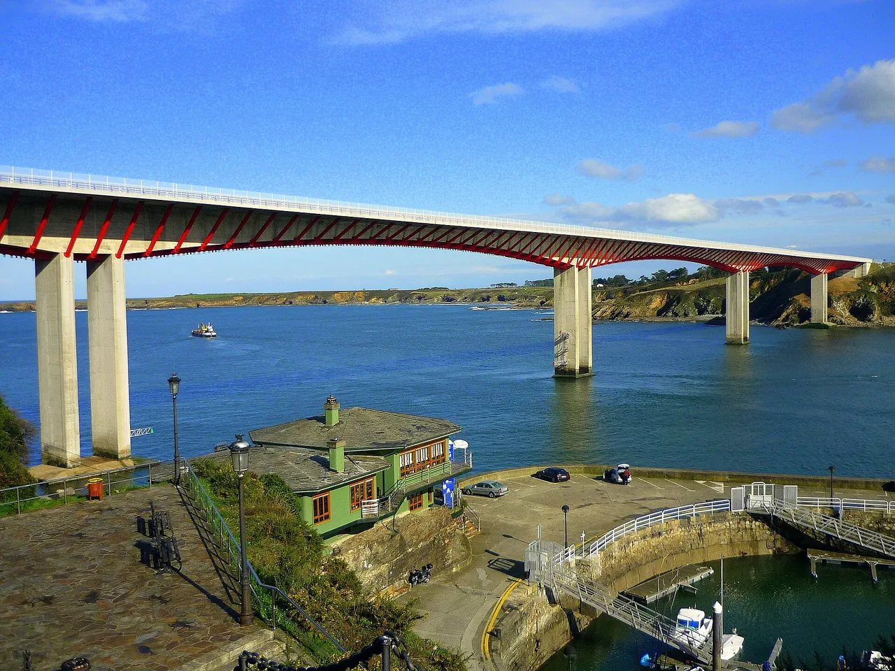 Puente de los Santos visto desde la orilla de Ribadeo