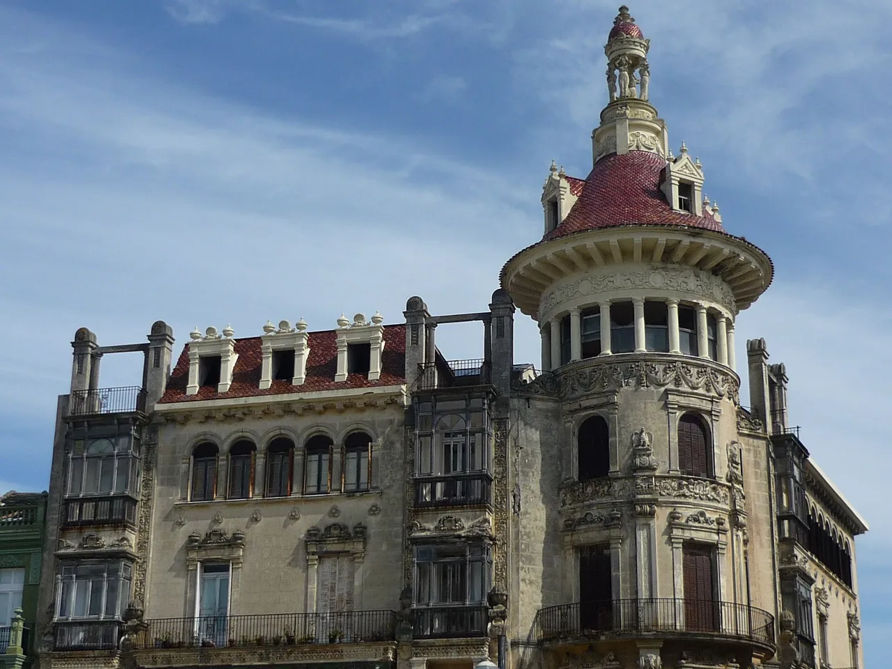 Detalle de la Torre de los Moreno en Ribadeo con balcones y cúpula