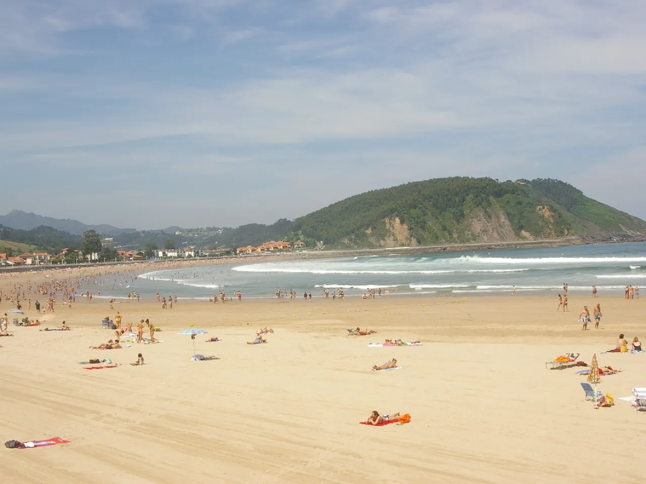 Playa de Ribadesella con barcos
