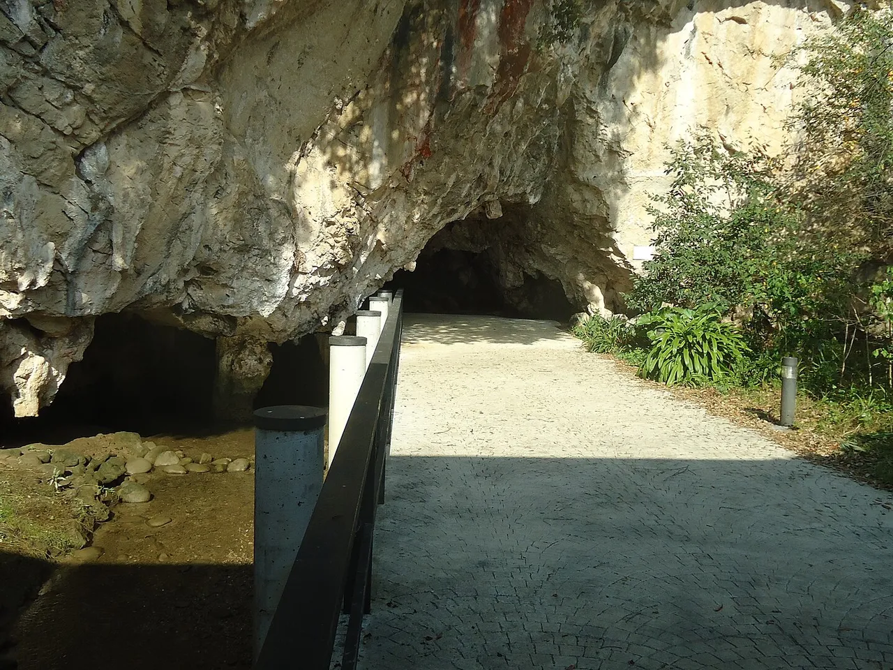 Entrada a la cueva de Tito Bustillo en Ribadesella