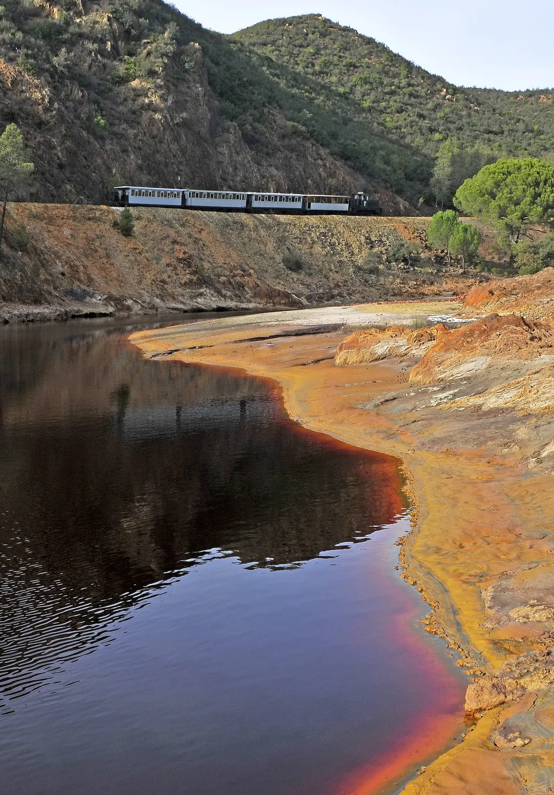 Tren minero junto al Río Tinto
