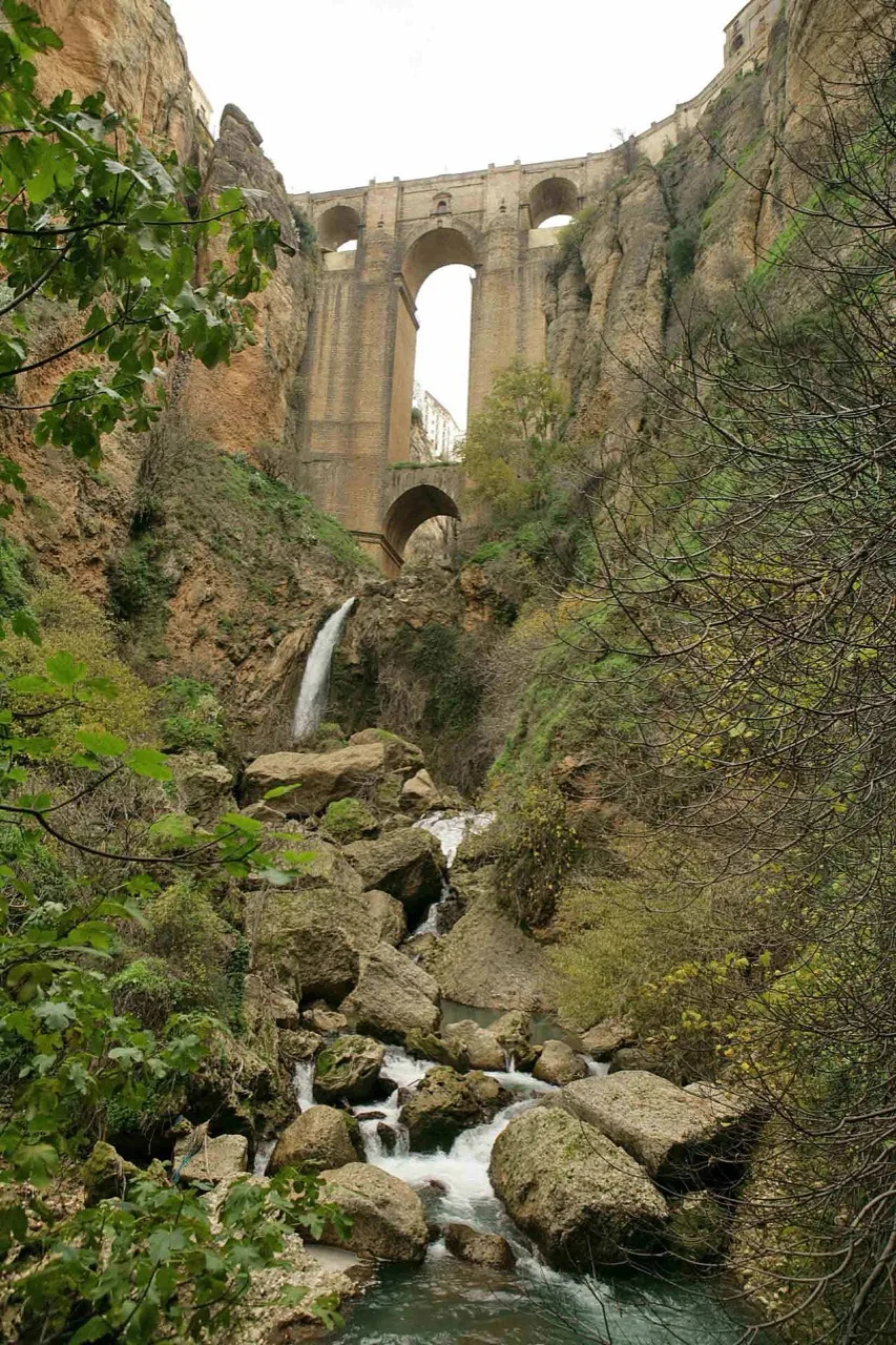 Vista del Puente Nuevo desde el fondo del Tajo
