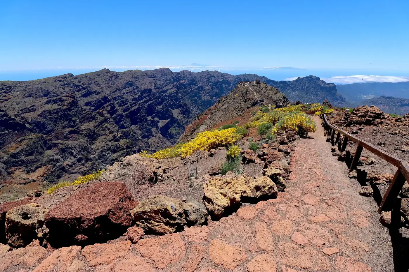 Sendero hacia el mirador del Espigón del Roque de los Muchachos