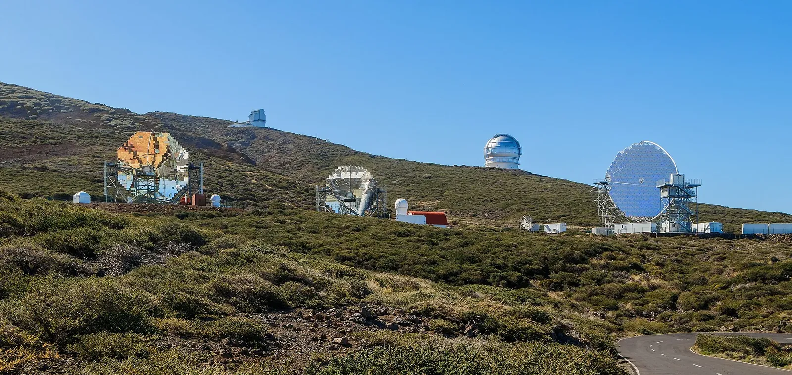 Telescopios MAGIC y otros instrumentos en el Roque de los Muchachos