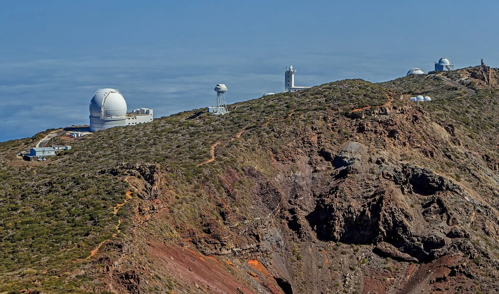 Cúpulas de varios telescopios en el Roque de los Muchachos