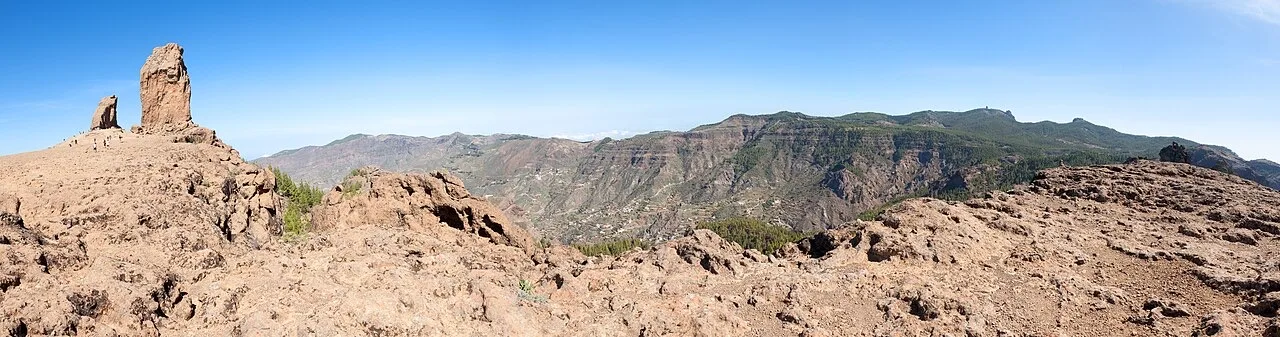 Roque Nublo sobre el Barranco de Tejeda