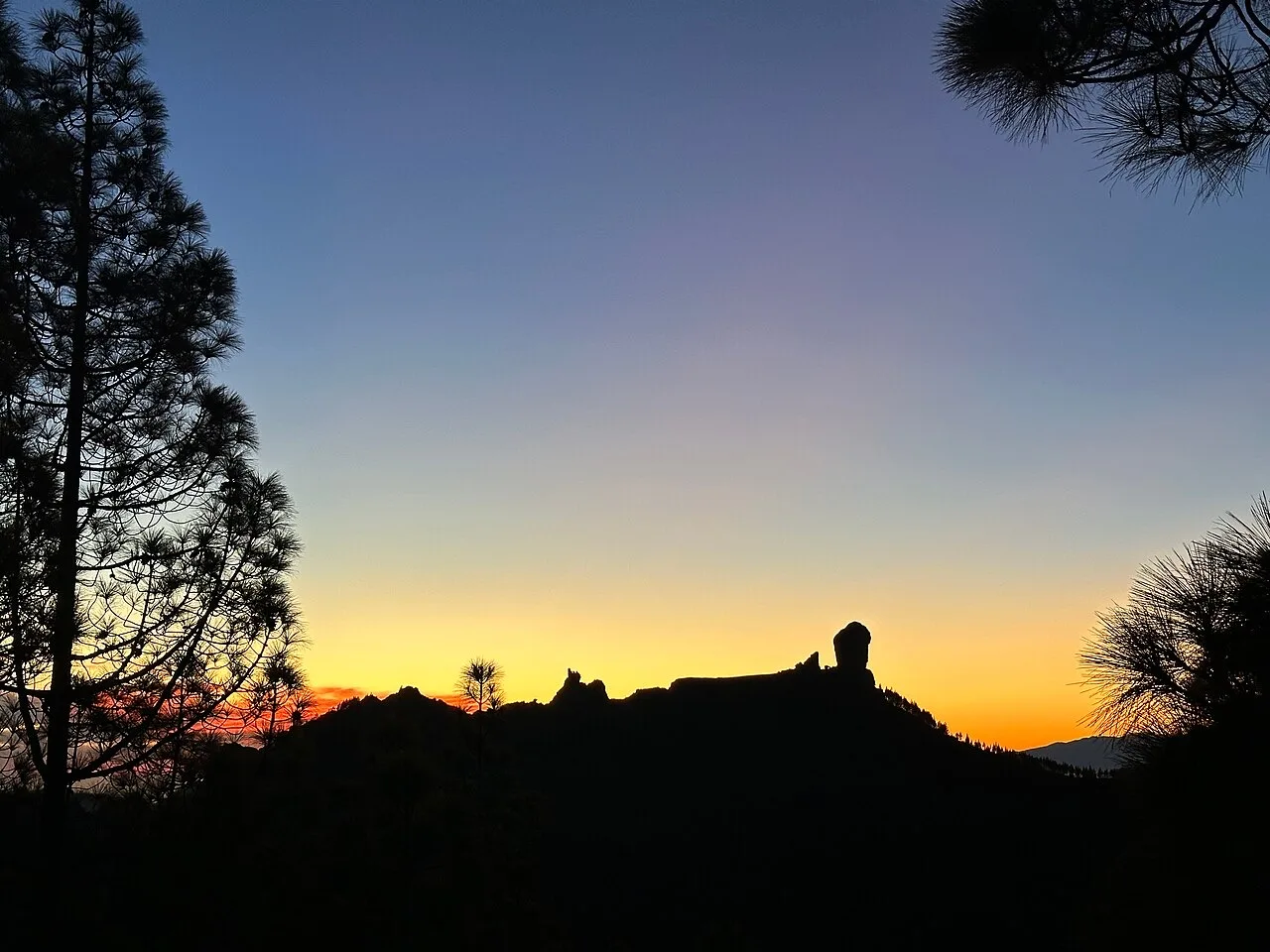 Silueta del Roque Nublo al atardecer