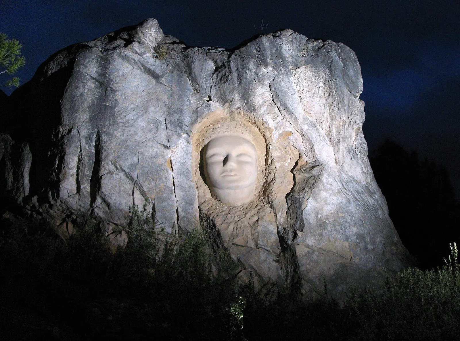Escultura de la Dama del Pantano en la Ruta de las Caras