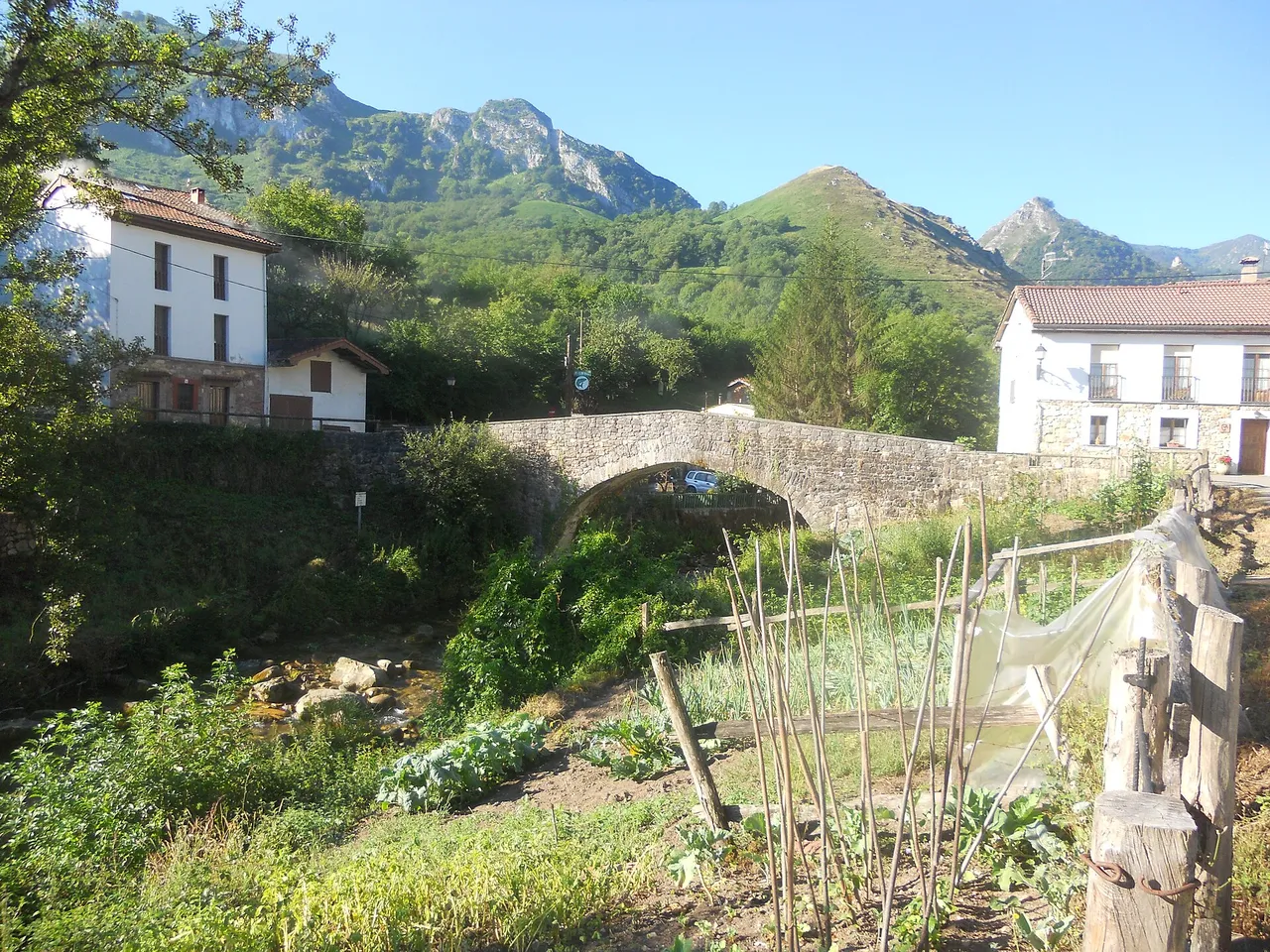Puente y casas en Soto de Agües