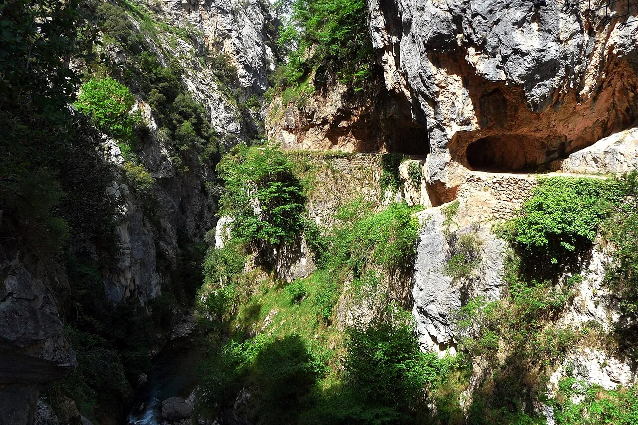 Camino de la Ruta del Cares tallado en la roca